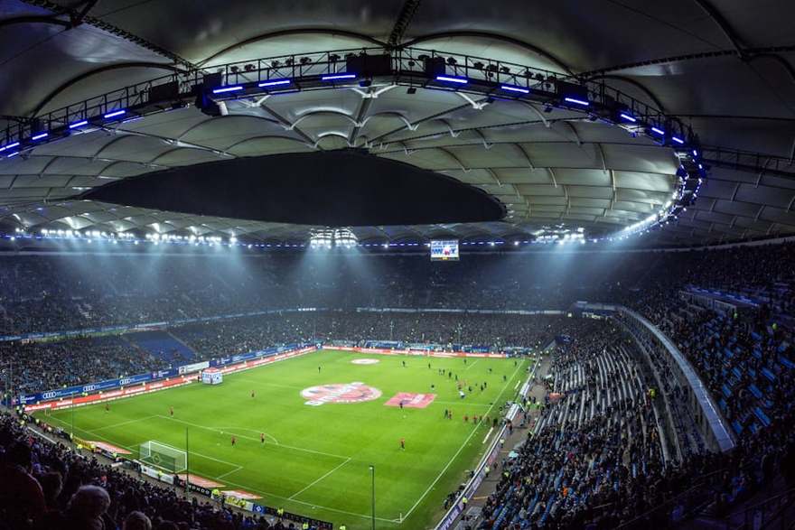 Lapangan sepak bola dengan cahaya stadion