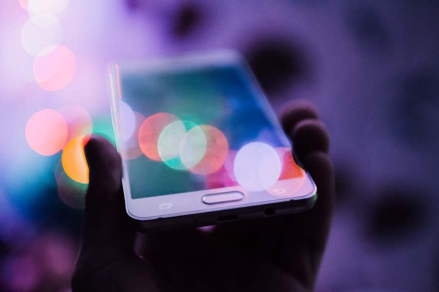 Genggaman ponsel pintar menampilkan antarmuka situs mobile
