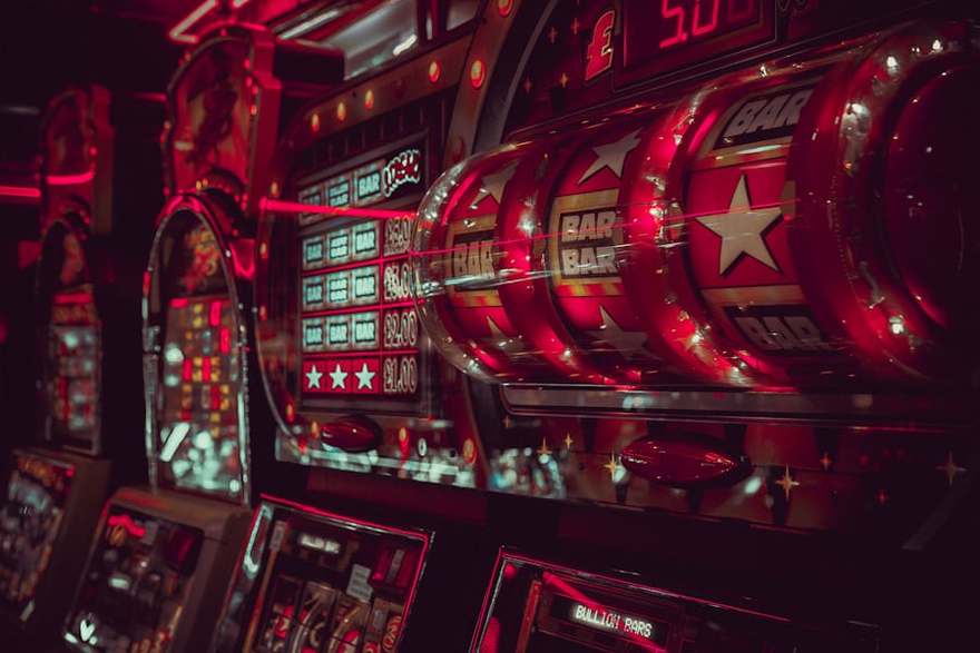 Layar mesin slot dengan simbol warna-warni menyala